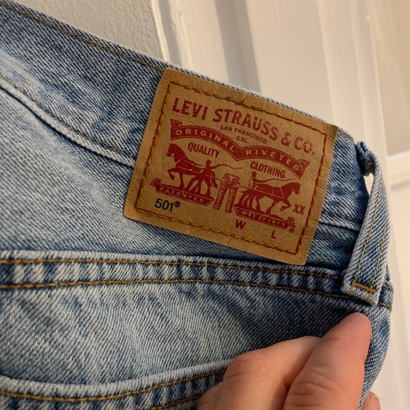 LEVIS 501 jean shorts size 27 - Picture 2 of 2